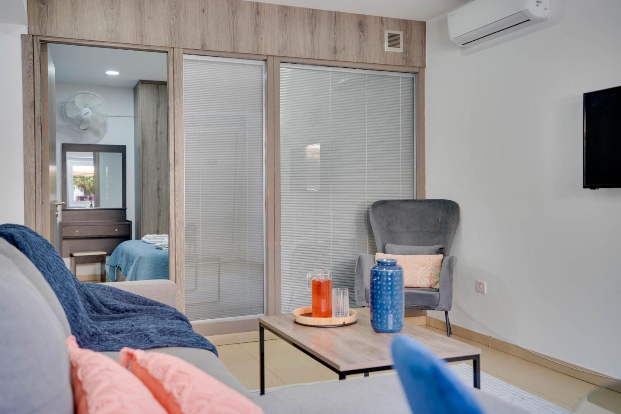 Atlantis Apartments 50M From Makenzy Seafront 라르나카 외부 사진