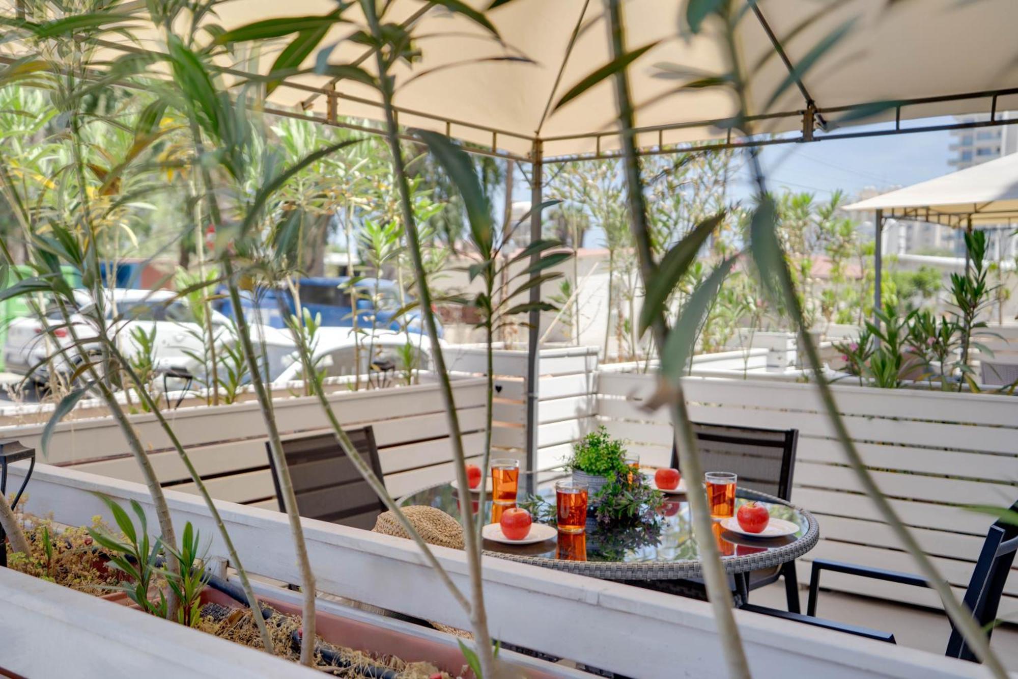 Atlantis Apartments 50M From Makenzy Seafront 라르나카 외부 사진